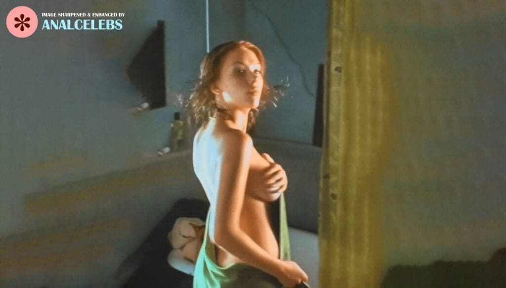 Scarlett Johansson Nude - Sideboob